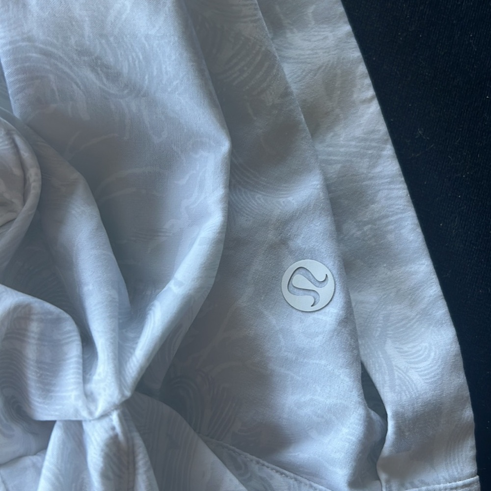 Lululemon Light Grey Pattern Shorts - image 4